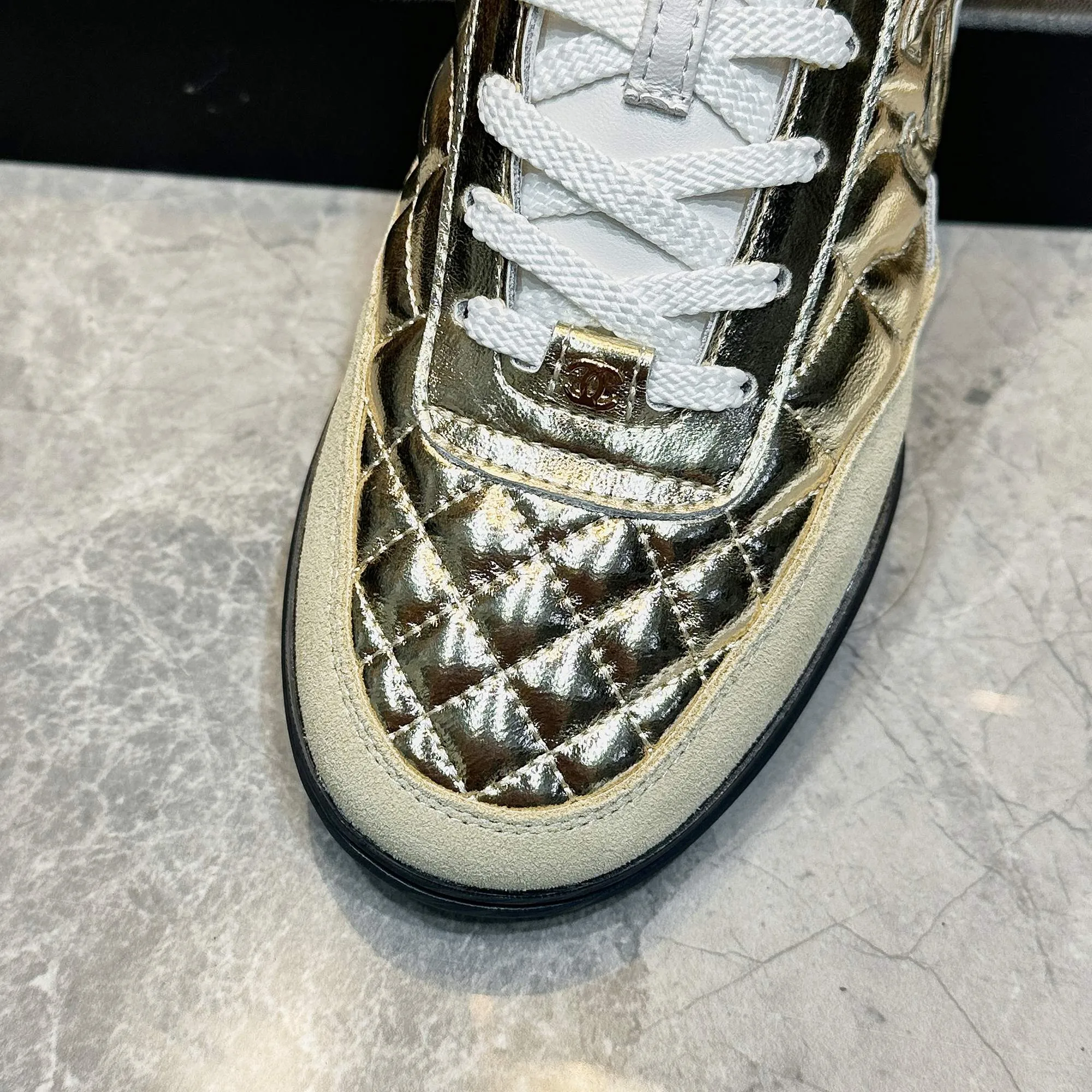 👟👟Ex-factory price 560👟👟 Chanel Chanel - 2024 counter top casual sports shoes This classic design; the upper is electro-embroidered with a variety of techniques; the outsole is fashionable and sporty; it is unusual to incorporate a variety of color matching elements... The diversified mix and match is very beautiful and versatile, casual, fashionable, sports and outdoor can be taken into account... ꫛꫀꪝ Go➫ Material: ❶Upper is made of: Original imported mixed-breed sheep ❷Inside made of: original imported breathable sheepskin ❸Outsole based on: original TPU outsole Full set of boutique packaging for women 35–41